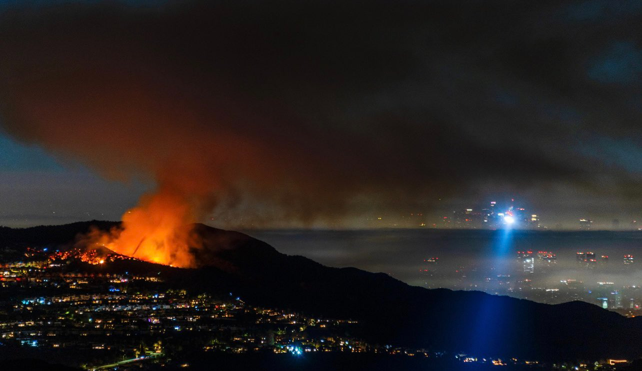 5 muertos por incendio en Los Angeles