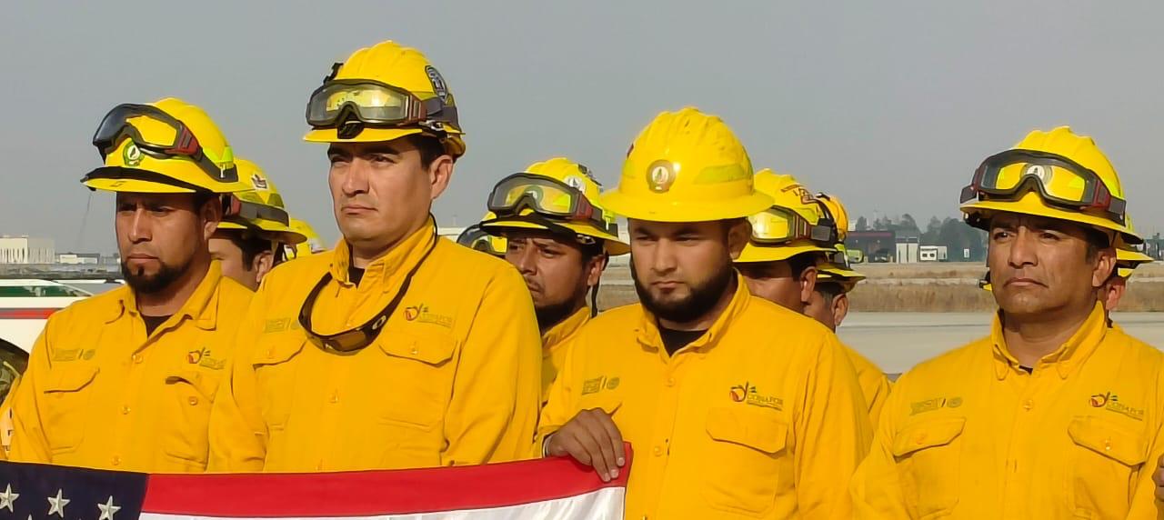 Brigadistas contra incendios en California.