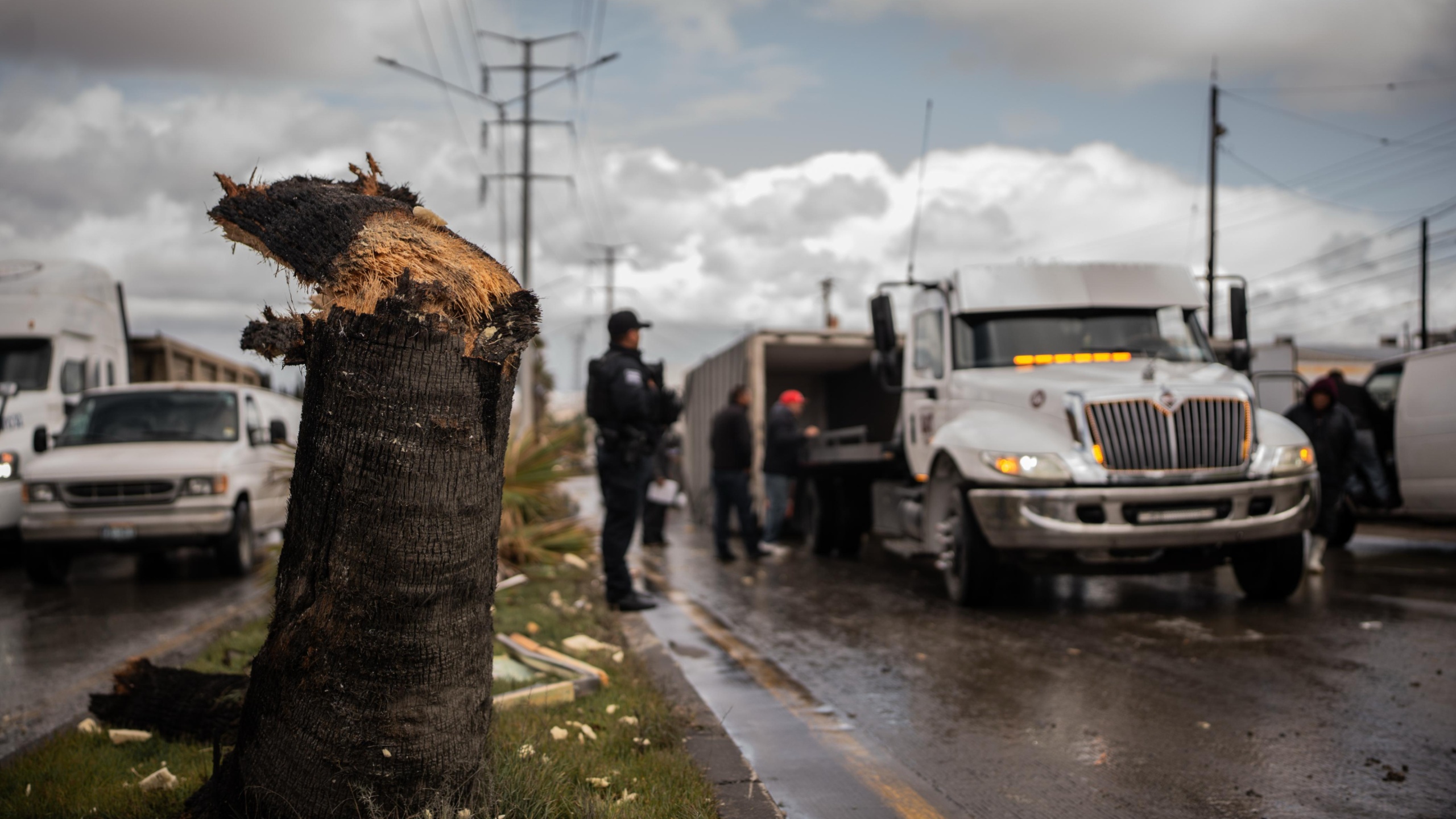 Se vuelca camión sobre Libramiento Rosas Magallón en Tijuana.