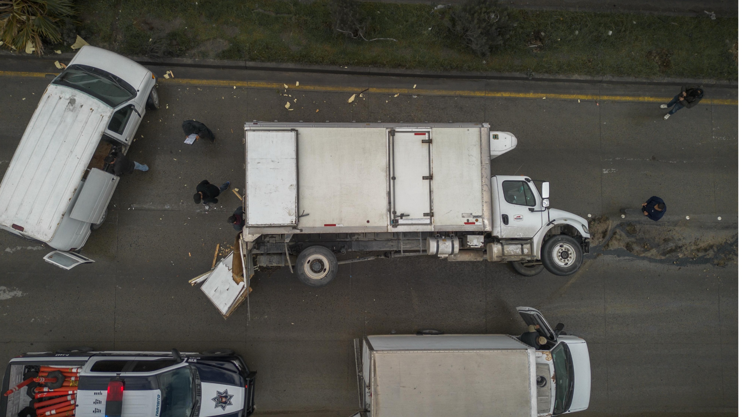Se vuelca camión sobre Libramiento Rosas Magallón en Tijuana.