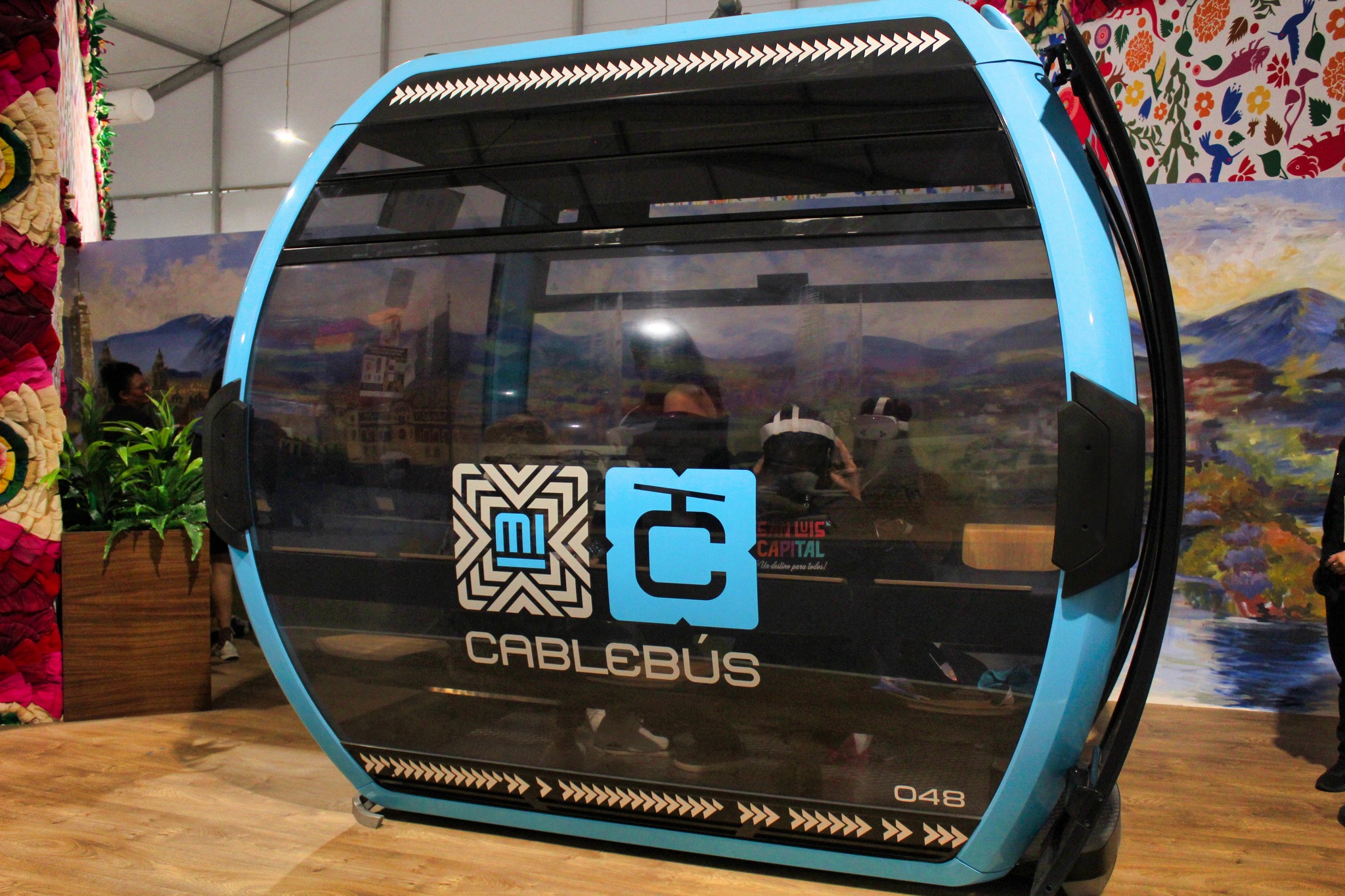 Puede ser una imagen de 2 personas, teleférico y texto